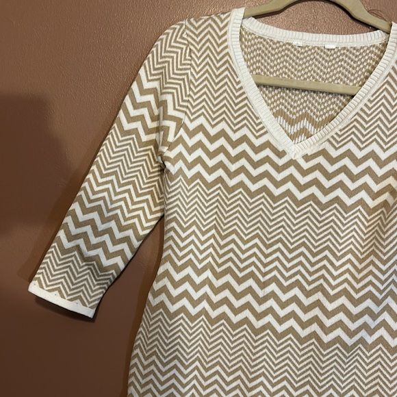 GOLD AND WHITE SWEATER DRESS - Picture 2 of 4
